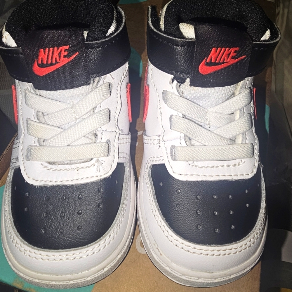 Size 4C Nikey Court Borough Mid 2 sneakers no box brand new
